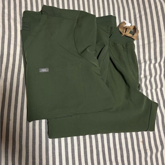 Figs Women's Olive jogger and scrub top - Picture 1 of 2